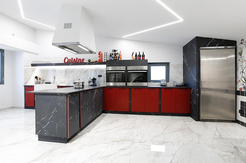 Cucina con piano in gres porcellanato e piano a induzione a scomparsa, venite a scoprire tutte le funzioni nel nostro showroom